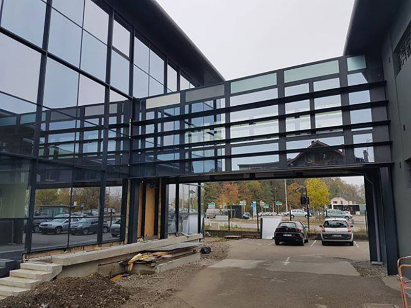 Batiment avec structure métallique de réalisation Coulloux Construction en Haute-Savoie